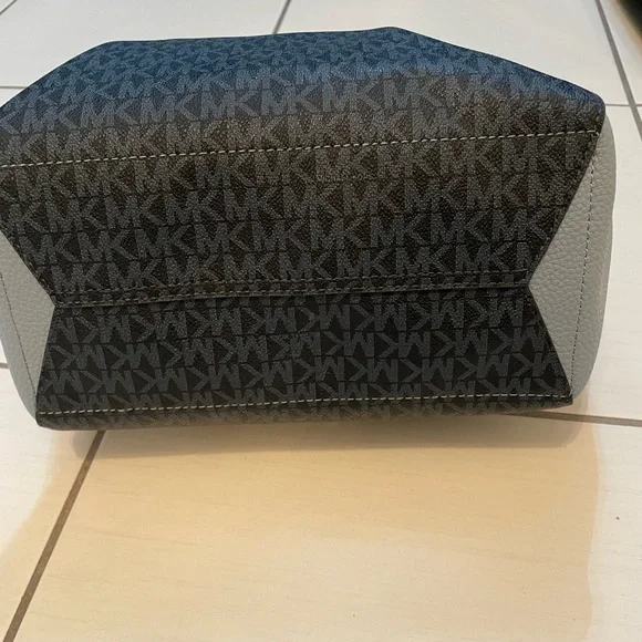 Michael Kors blue Tote - Picture 3 of 6